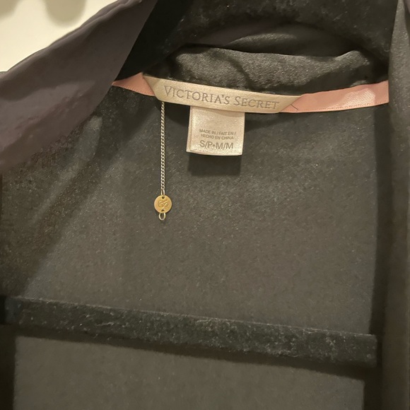 Robe - Picture 2 of 3